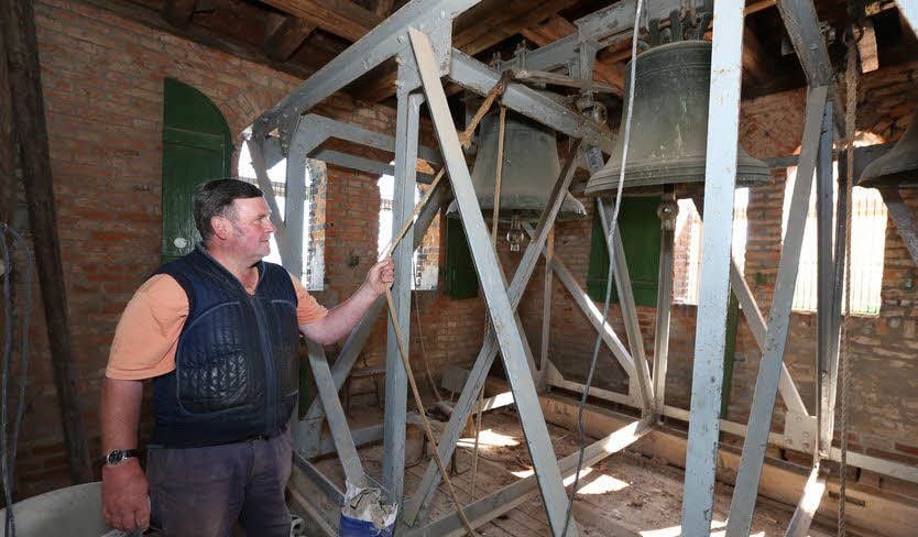 Noch einmal zieht Frank-Rainer Deiß an den Glocken in der Untergreißlauer Kirche. Bald soll das Geläut elektrisch angetrieben werden.