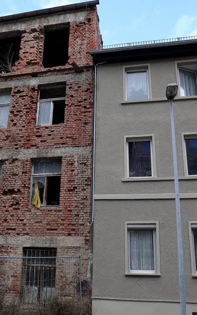 Wand an Wand: saniert und baufällig.