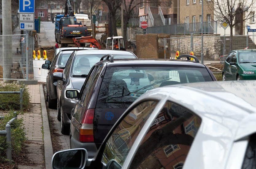 Dicht an dicht stehen die Autos rund um die Baustelle.