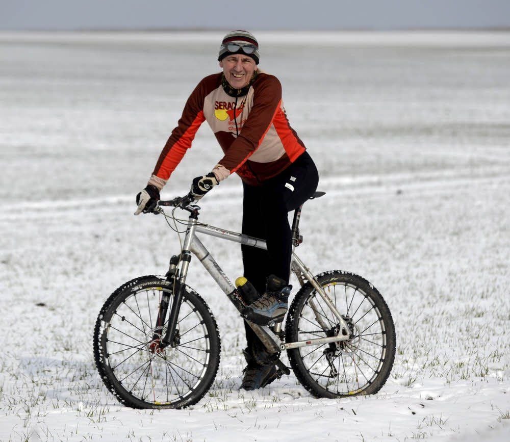 Gerald Pönisch beim Wintertraining. Körperliche Fitness und eine gute Ausrüstung sind wichtig für seine Radtouren.