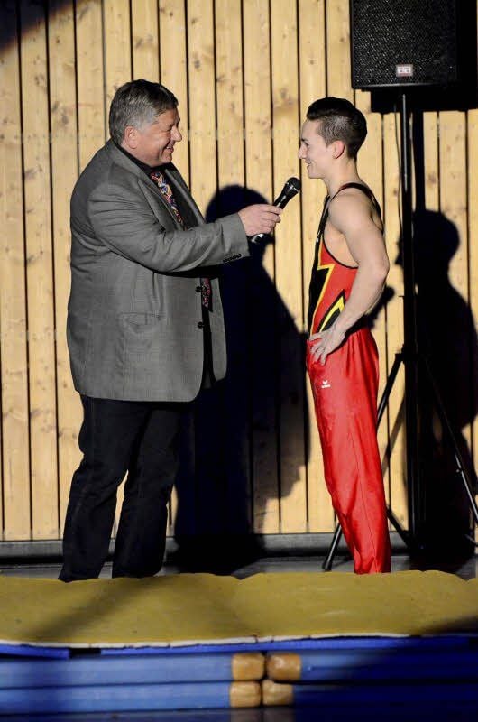 Eckhard Herholz moderierte mehrfach die Zeitzer Turngala, hier mit Marcel Nguyen, Silbermedaillengewinner von London 2012.