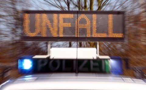 Unfall-Warnung auf dem Dach eines Polizeifahrzeugs