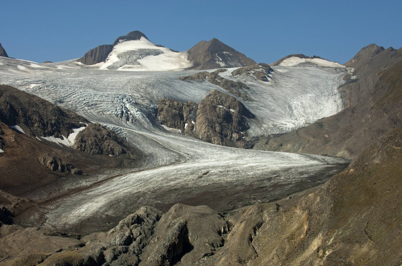 Gletscherzungen schrumpfen durch die Erderwärmung (hier: Blinnenhorn, Corno Cieco und Griesgletscher, Lepontinische Alpen, Schweiz, Wallis).
