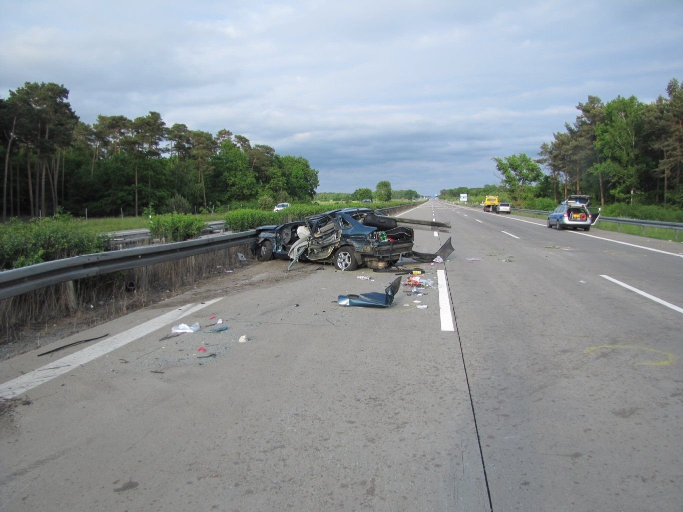 Das Wrack des Renault auf der A2 Richtung Berlin bei Schopsdorf (Kreis Jerichower Land)