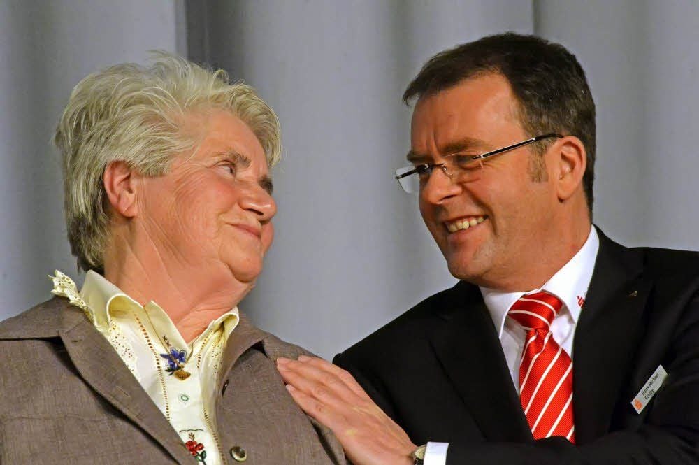 Herzlich gratuliert Hans-Michael Strube Annemarie Rockmann.
