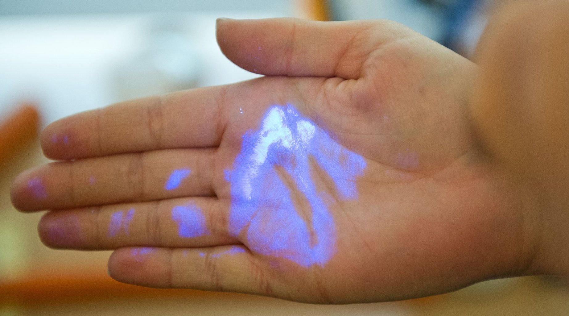 Eine Frau hat künstliche DNA auf ihrer Hand.