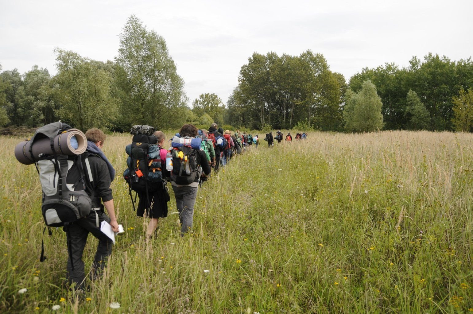 Bundeswehr-Gegner laufen auf den Truppenübungsplatz in der Colbitz-Letzlinger Heide (Sachsen-Anhalt) entlang.
