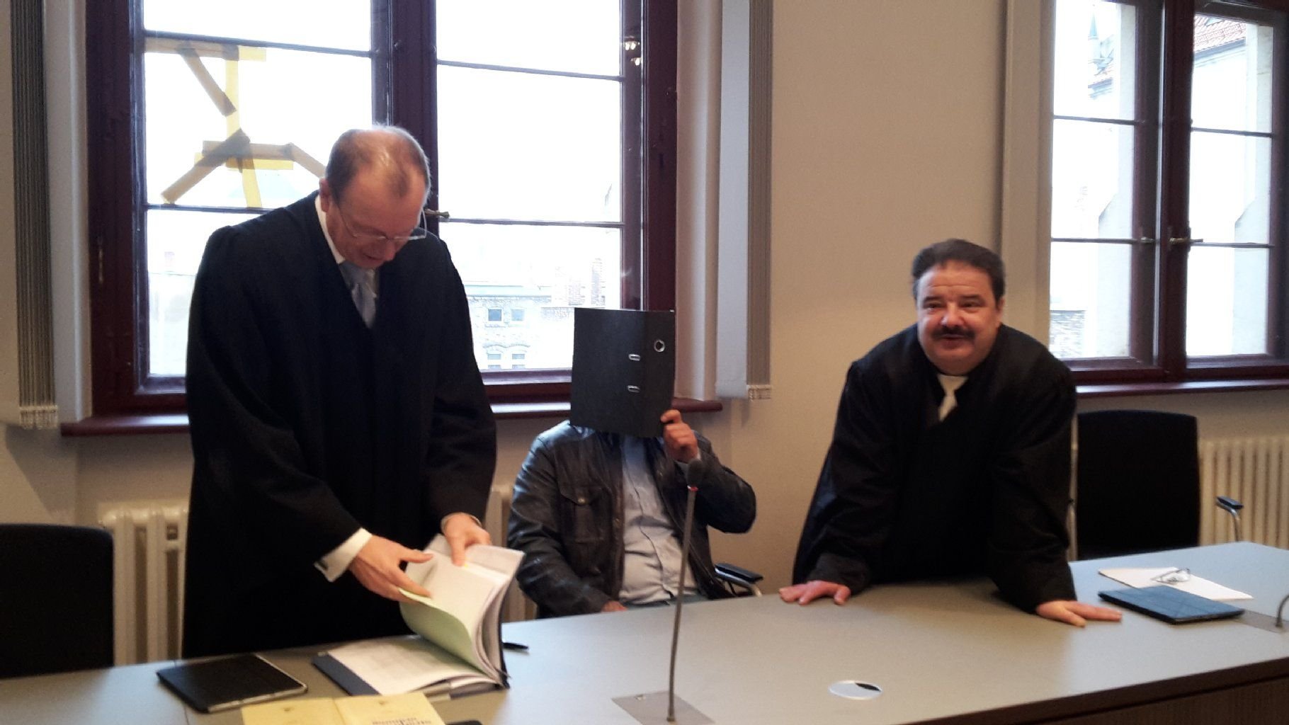 Rechtsanwalt Uwe Foppe (links), Angeklagter (Mitte), Rechtsanwalt Mario Müller (rechts) zum Prozessauftakt am Montag.