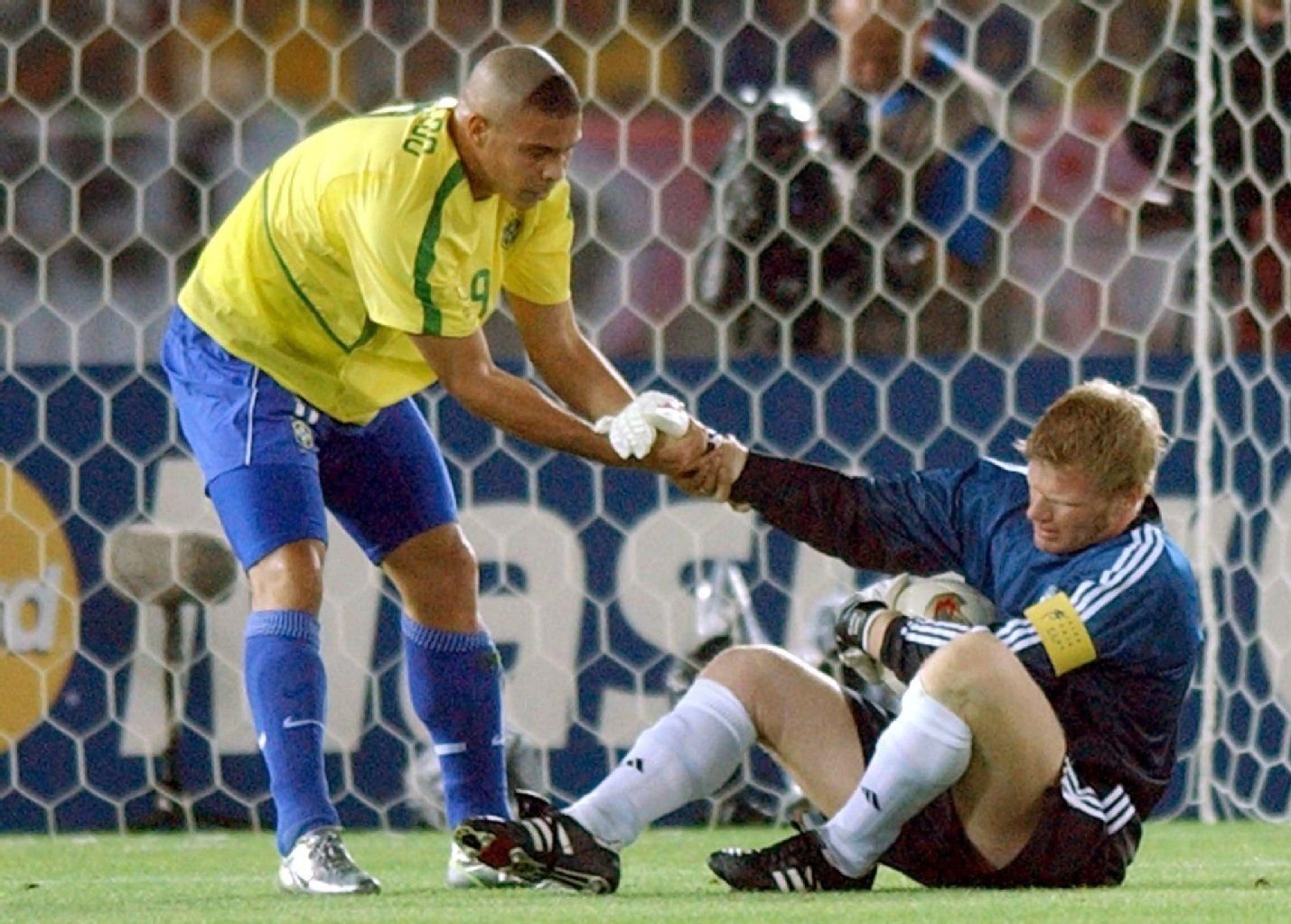 Szene von 2002: Doppel-Torschütze Ronaldo hilft Kahn hoch.