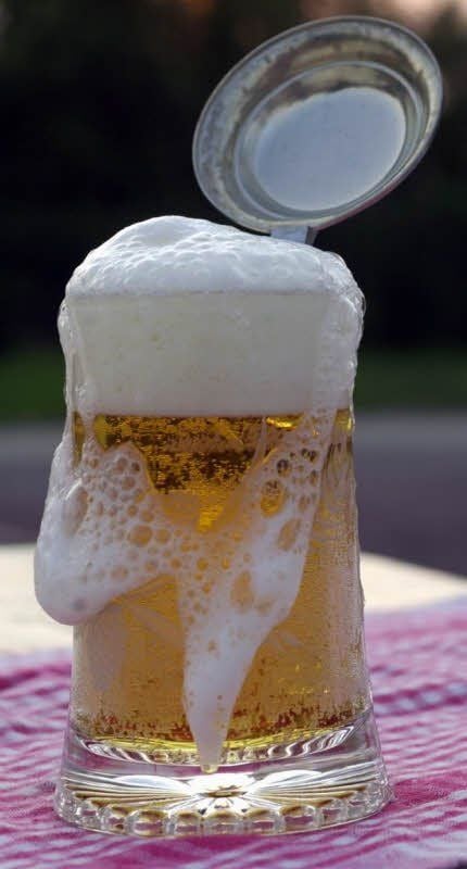 Immer wieder gut bei Hitze: ein Bier. Jetzt wurde wieder herausgefunden: Der Gerstensaft enthält mehr Wasser als ein Longdrink und er ist sogar isotonisch.
