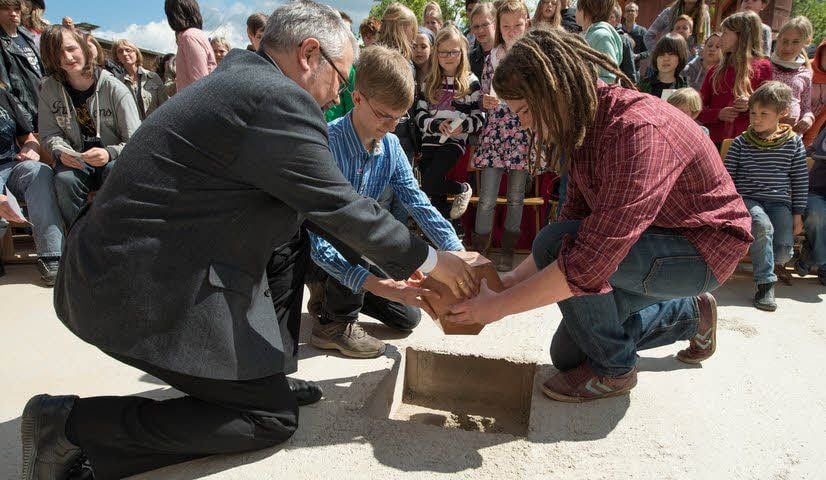 Zusammen mit Corvin und Falk legte von der Geschäftsführung Christward Buchholz das Pentagondodekaeder in den Schacht.