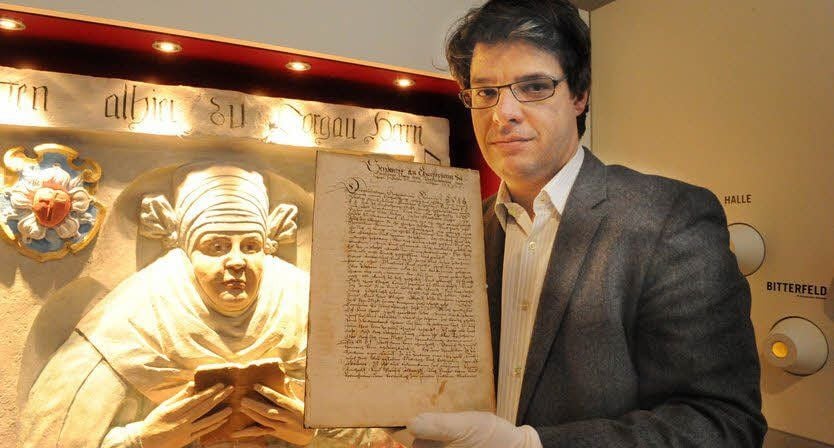 Christian Philipsen hat die neue Ausstellung im Sterbehaus konzipiert.