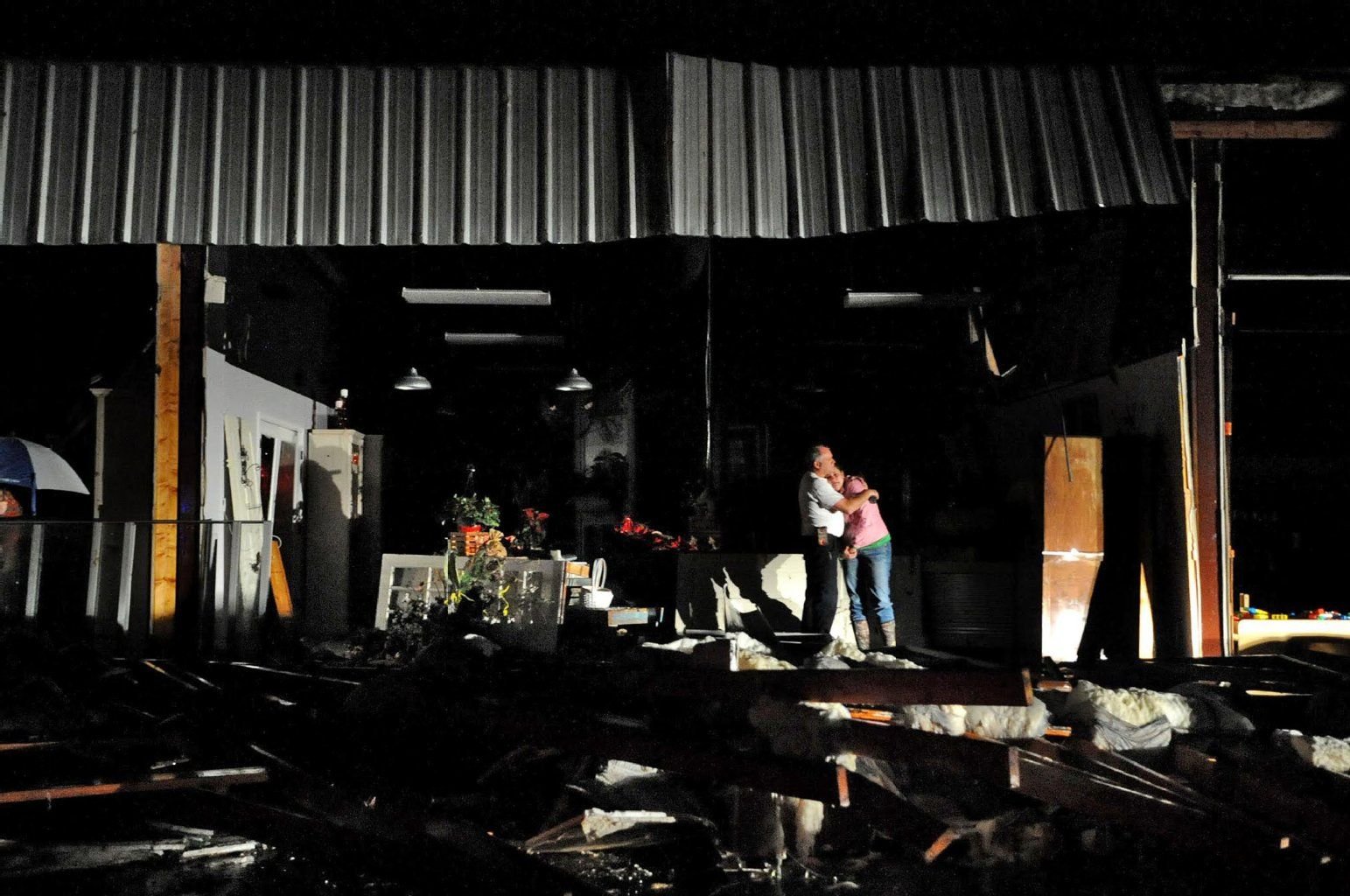 Das Ehepaar McKenzie steht nach dem Tornado in den Ruinen seines Blumenladens in Columbia im Marion County.