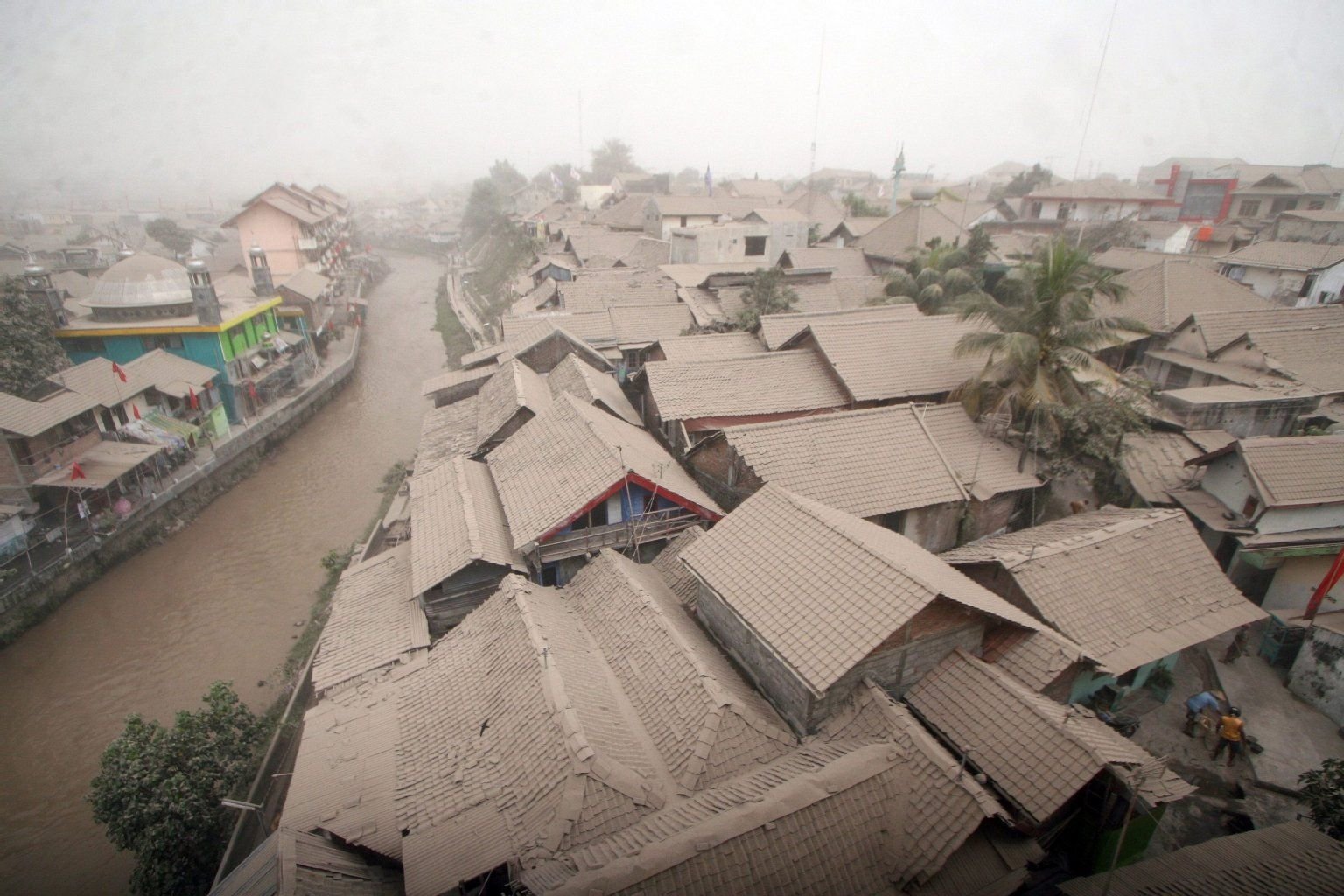 Eine Wohngegend in Yogyakarta in Indonesien ist mit der Asche des Vulkans Kelud bedeckt.