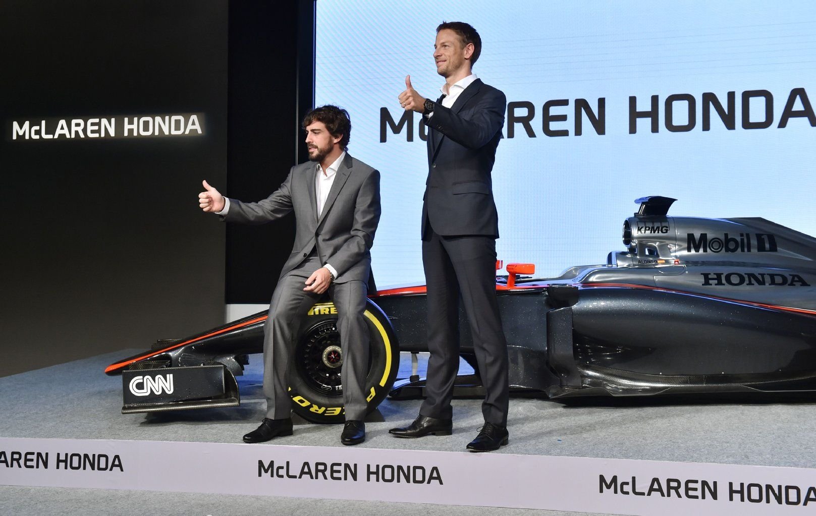 Fernando Alonso (l.) und Jenson Button bei der Präsentation des neuen McLaren