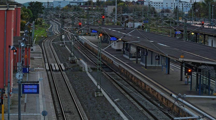 Leere Bahnsteige und leere Anzeigentafeln bestimmen das Bild auf dem Dessauer Bahnhof am Mittwochabend.