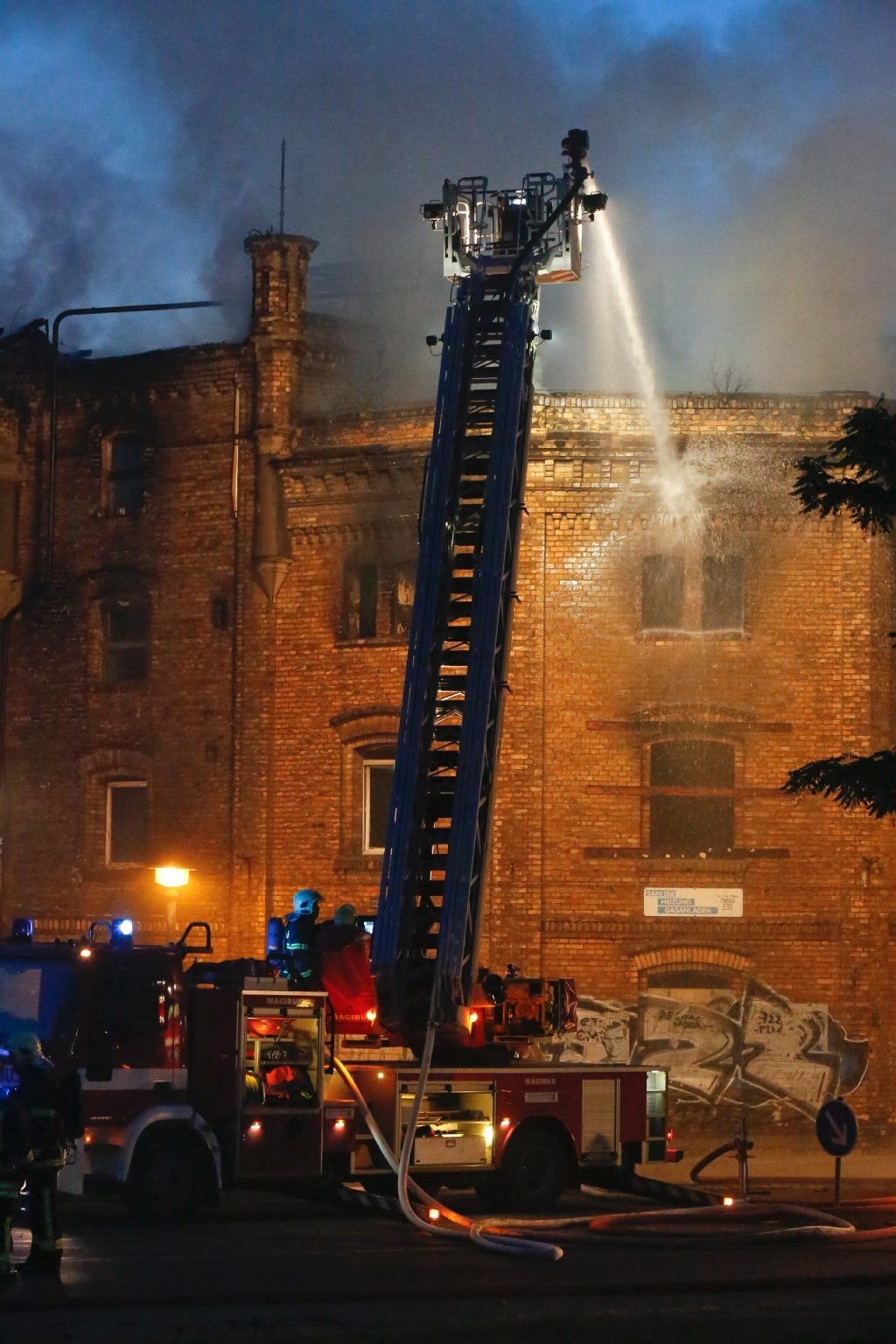 Mehrere Feuerwehren sind im Einsatz, um den Brand in der Alten Brauerei zu löschen.
