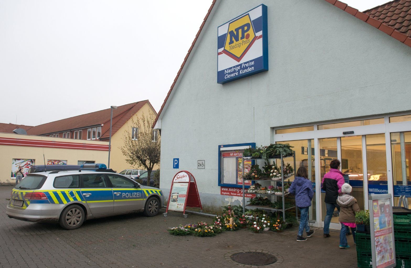 Der Ballenstedter NP-Markt ist überfallen worden. Dabei entkam der Täter mit einer bisher unbekannten Summe an Bargeld.