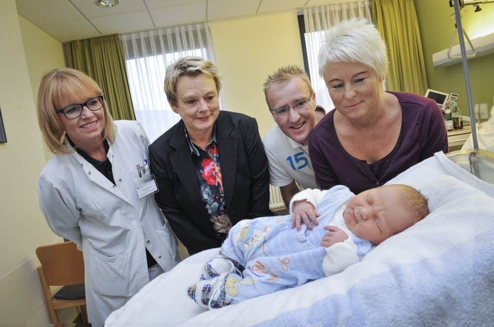 Chefärztin Heidemarie Thiele und Klinik-Chefin Christine Lipp gratulierten den Eltern Martin Rose und Diana Lehmann Rose zur Geburt von Toni Elias (von links).