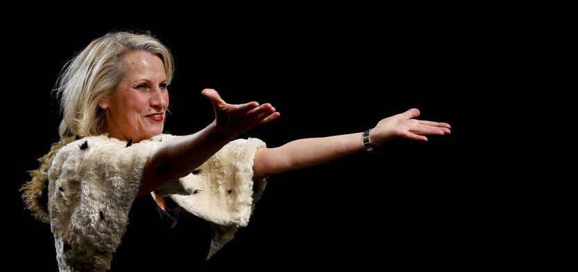 Elke Richter als Frau des Marschalls. Die Macht kann auch umarmen ...