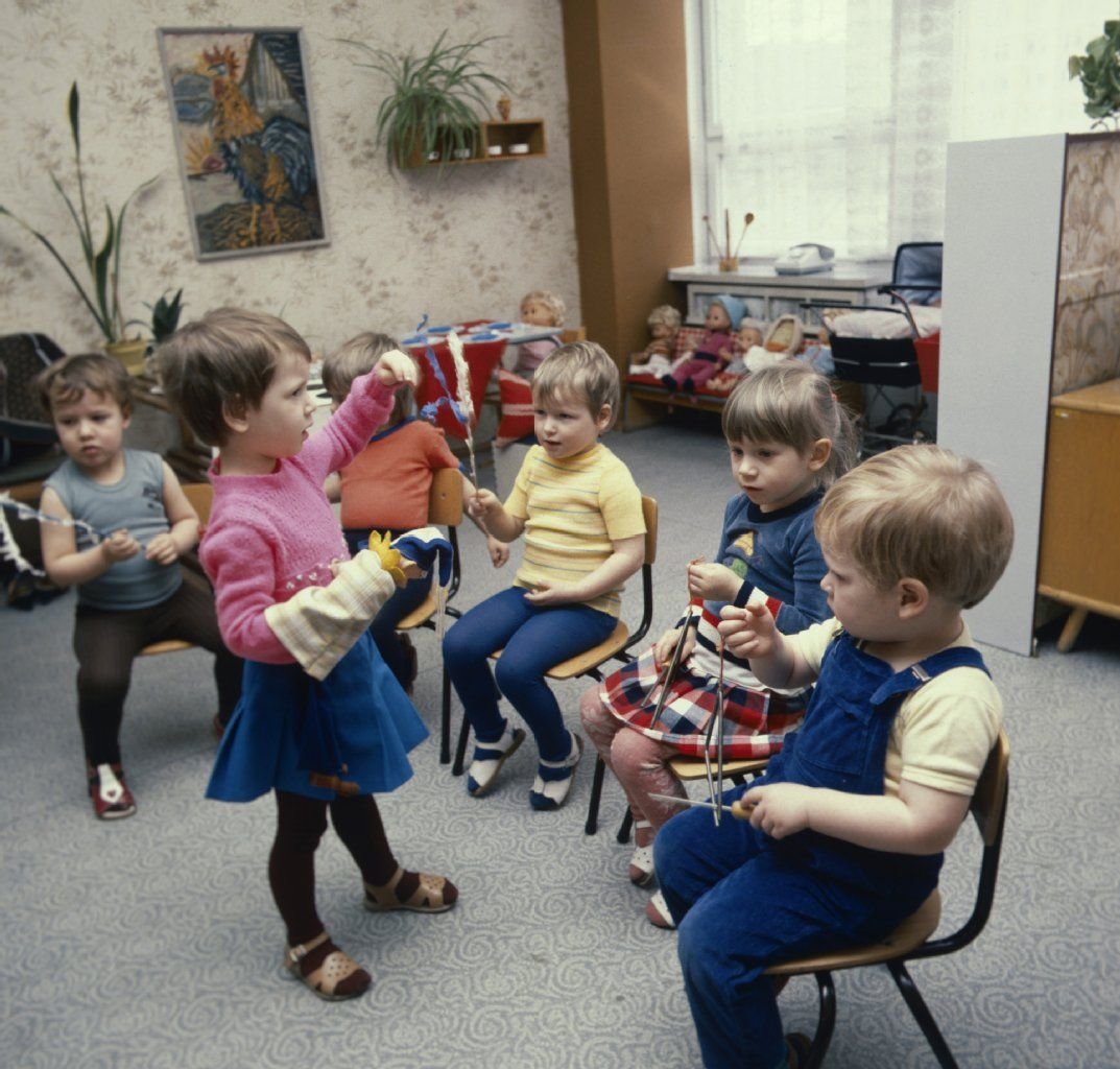 Kinder spielen in einem Kindergarten in Lichtenberg in Ost-Berlin, aufgenommen im April 1986.