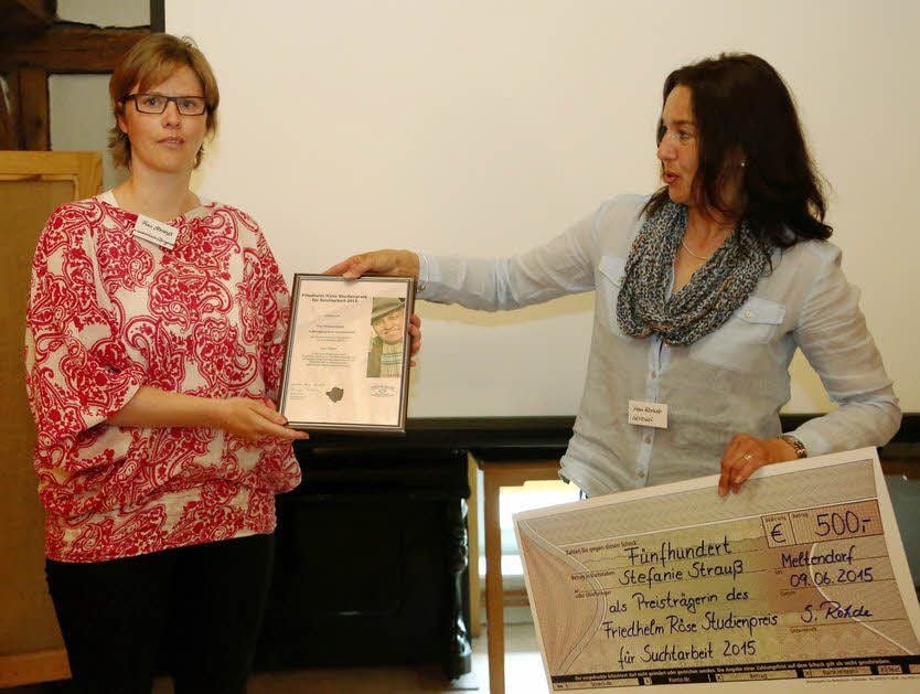 Die erste Friedhelm-Röse-Studienpreisträgerin Stefanie Strauß (links) bekommt von Heporö-Geschäftsführerin Simone Rohde die Urkunde und den symbolischen Scheck überreicht.