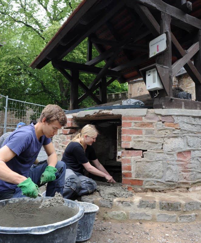 Jan-Hendrik Schabel und Catharina Tschirschwitz arbeiten an dem Brunnen.