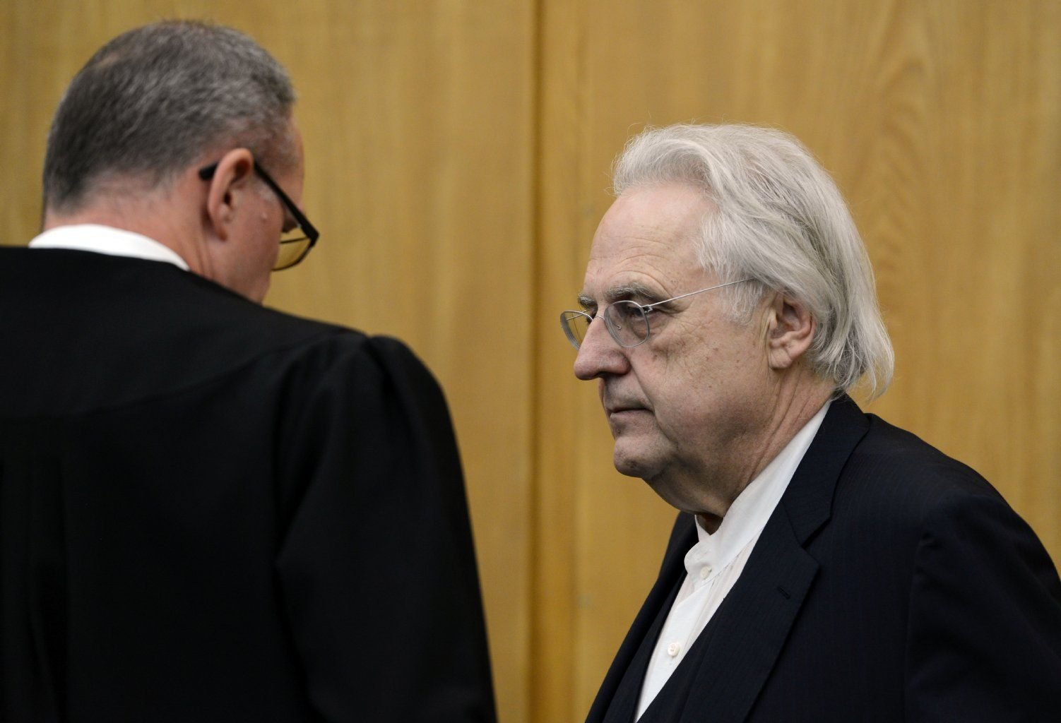Der angeklagte Kunstberater Helge Achenbach spricht im Landgericht in Essen vor Prozessbeginn mit seinem Anwalt Thomas Elsner.