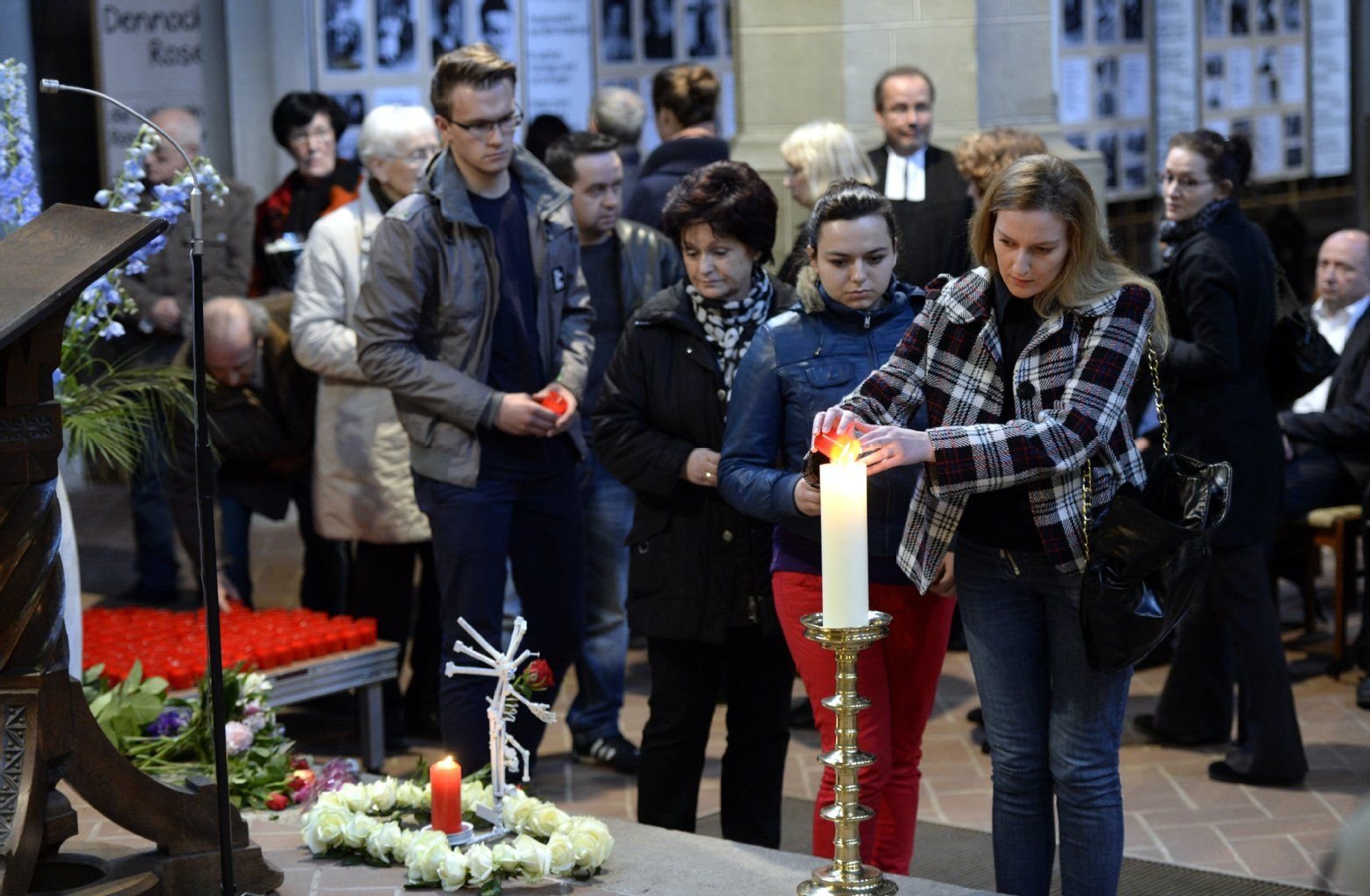 Kerzen für Mariya N.: Am Dienstagabend haben rund 200 Hallenser in der Marktkirche Abschied von der ermordeten Studentin genommen.
