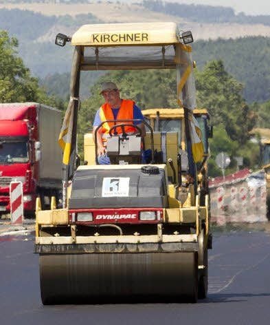 Eine Walze auf einer Straßenbaustelle