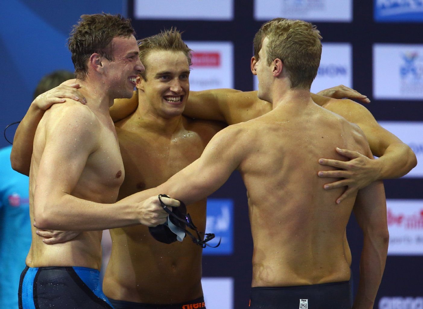 Paul Biedermann und seine Teamkollegen Clemens Rapp, Yannick Lebherz und Robin Backhaus feiern den Sieg über 4 x 200 Meter.