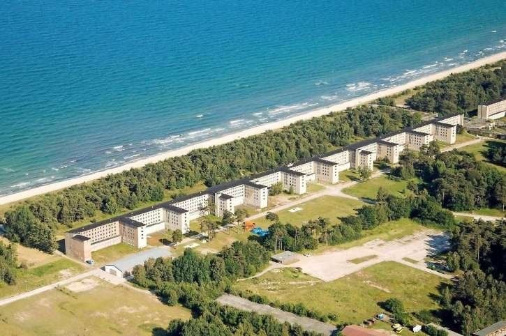 In Prora sollte ein groß angelegtes Ostseebad der Nazis entstehen. Die Organisation „Kraft durch Freude“ (KdF) wollte dort 20.000 Urlauber gleichzeitig unterbringen.