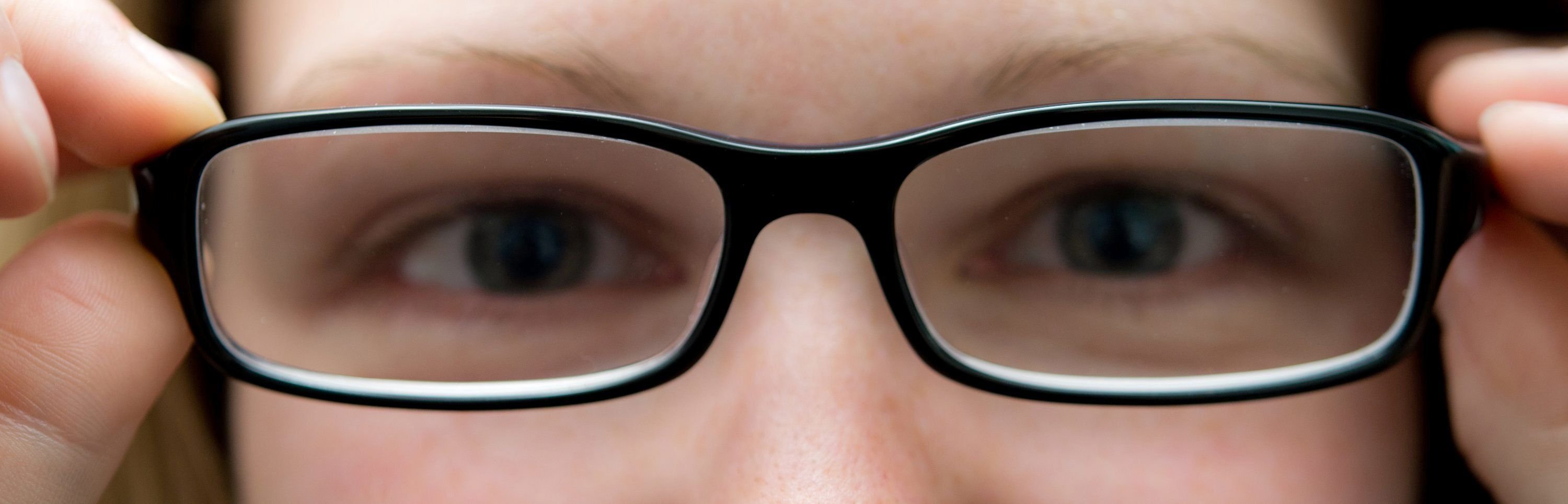 Eine Brille muss passen. Beim Online-Händler kann das gewünschte Modell vor dem Kauf nicht wirklich getestet werden. Deshalb sollten Kunden bei der Bestellung auf die Rückgabe-Konditionen achten.