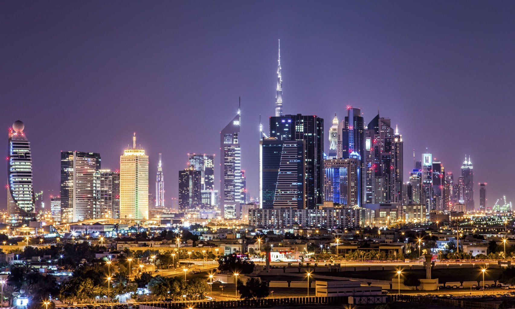 Imposante Glitzerstadt: Dubai bei Nacht.