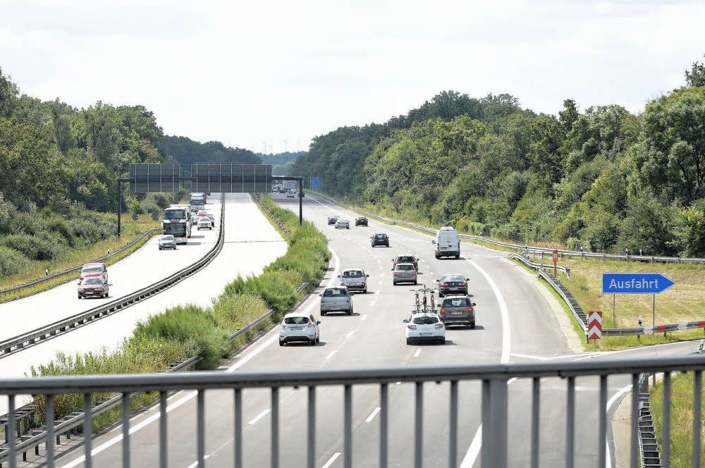 Reibungslos fließt der Autobahnverkehr seit Mittwoch wieder in Richtung München. In Fahrtrichtung Berlin indes stehen noch rund eine knappe Woche nur zwei Fahrstreifen zur Verfügung, weil Verkehrsleiteinrichtungen noch nicht demontiert sind. Hier gilt Tempo 60 bzw. 80.
