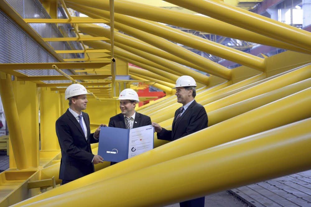Die Geschäftsführer der Kranbau Köthen GmbH, Klaus Müller (r.) und Andreas Klatschow (l.) mit Jens Krawzinski vom TÜV Nord bei der Zertifizierung.