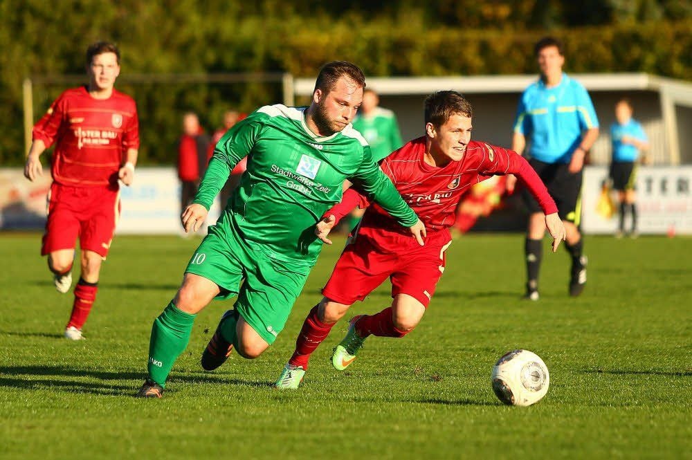 Patrick Schellenberg vom 1. FC Zeitz (Mitte) versucht einen Angriff zu starten.