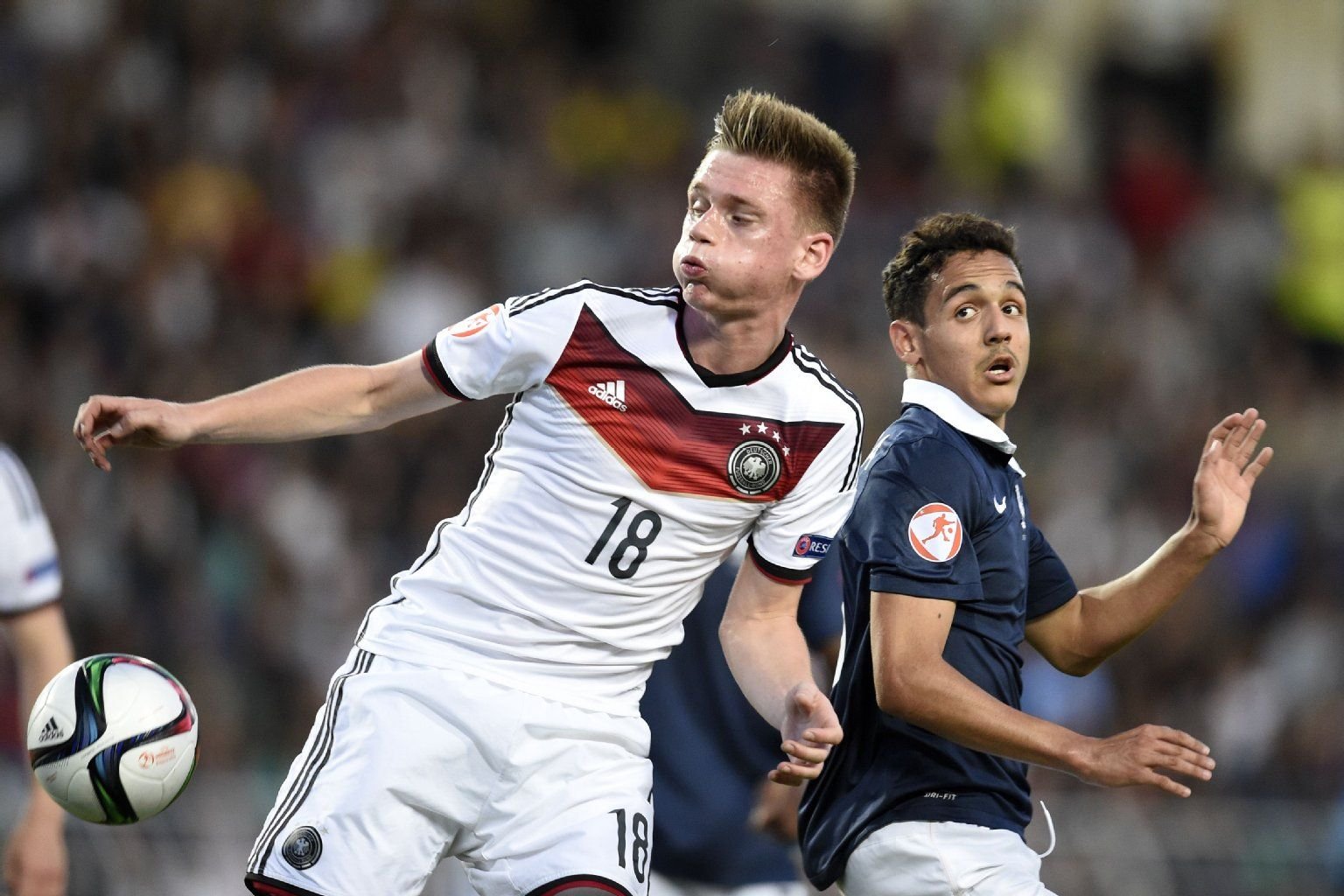 Jonas Busam (l.) im Duell mit Frankreichs Bilal Boutobba