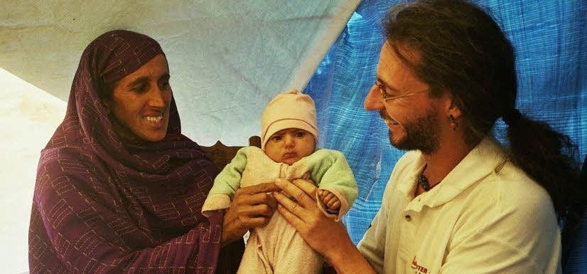 Christian Gatniejewski hilft einer Mutter und ihrem Baby nach dem Erdbeben im Südwesten Pakistans Ende Januar 2011.