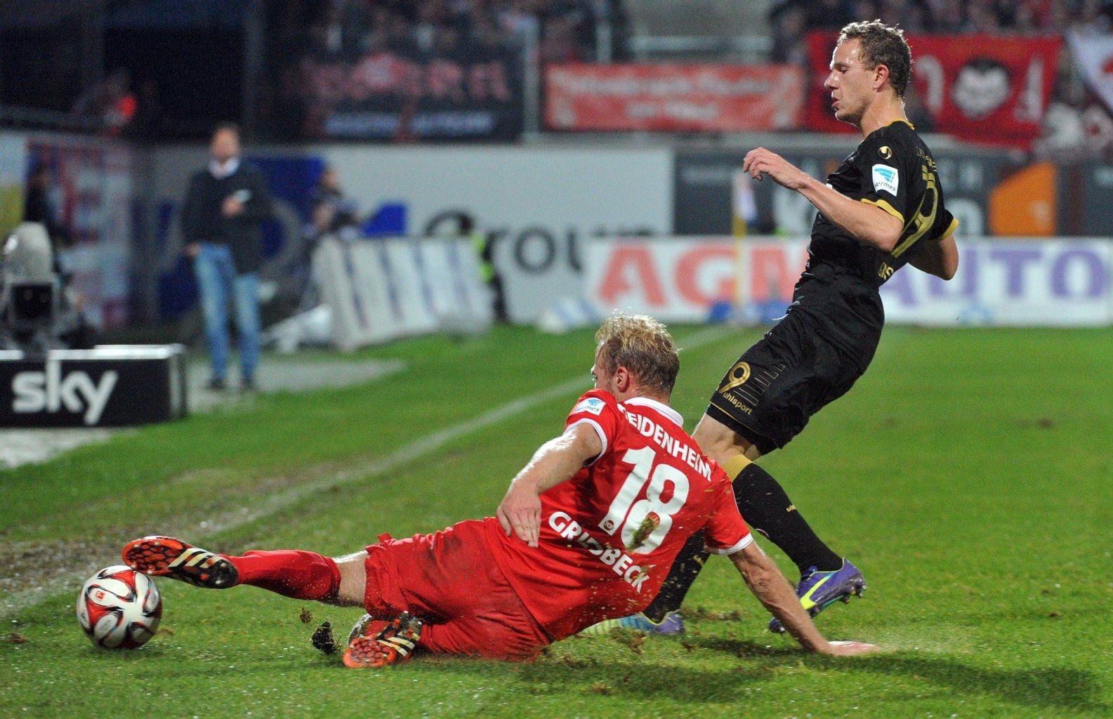 Heidenheims Sebastian Griesbeck (unten) grätscht den Ball vor Kaiserslauterns Marcel Gaus weg.
