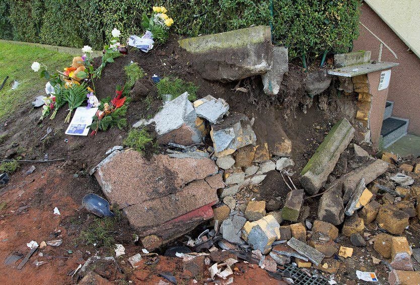Die Trümmer am Unfallort sind Beleg dafür, mit welcher Wucht der Pkw auf die Grundstücksmauer in Günthersdorf geprallt war.