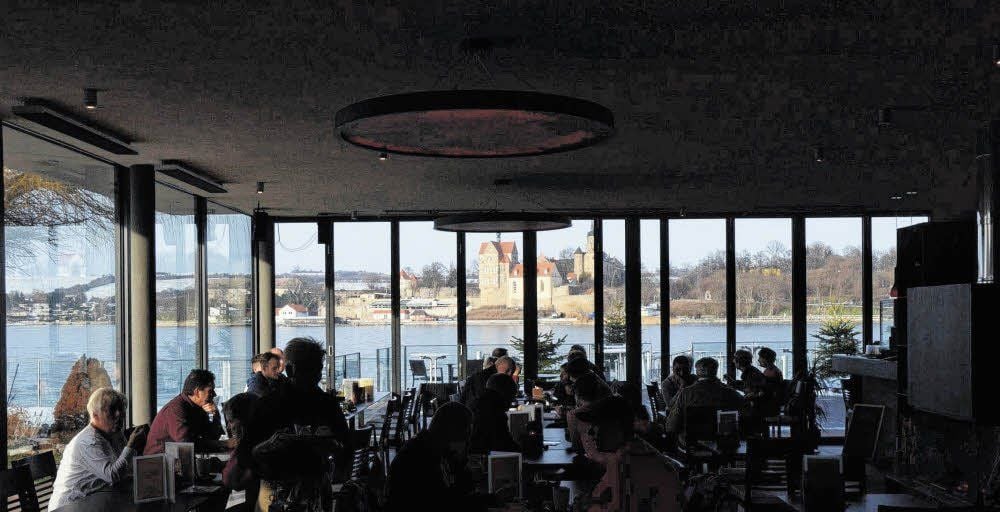 Vom Restaurant „Seeterrassen“ aus kann man über den Süßen See in Seeburg hinüber zum Schloss blicken.