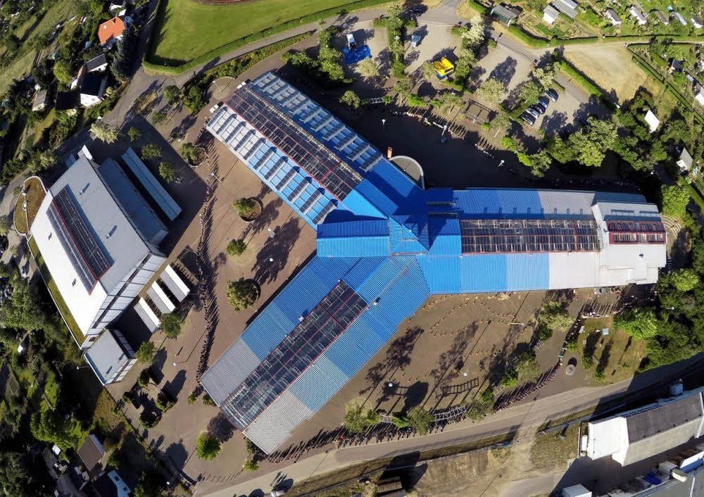 Mit einer morgendlichen Schüler-Kette rund um das Jessener Gymnasium begann der Jubiläums-Freitag, bei dem die Lernenden im Mittelpunkt standen. Gemeinsam wurden knapp 30 Luftballons aufgelassen.