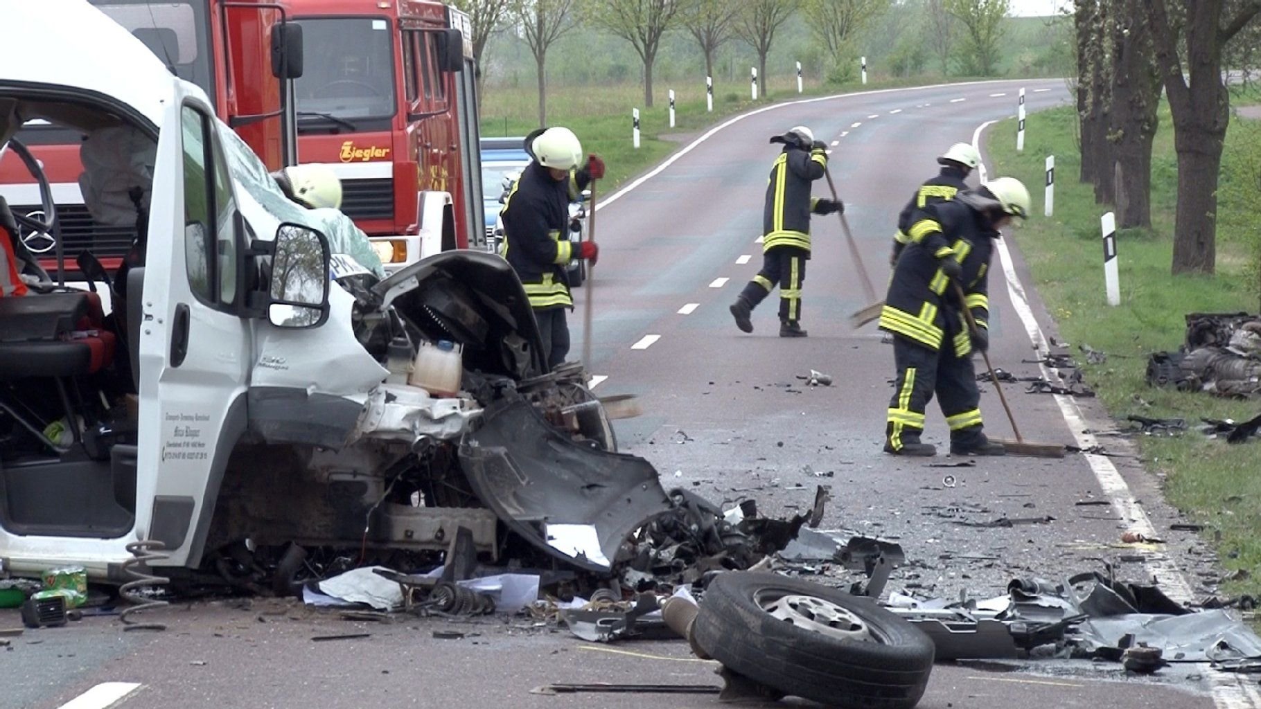 Rettungskräfte bei Aufräumarbeiten an der Unfallstelle zwischen Irxleben und Magdeburg. Zwei Männer sind bei dem Frontalzusammenstoß zweier Autos nahe Magdeburg ums Leben gekommen.