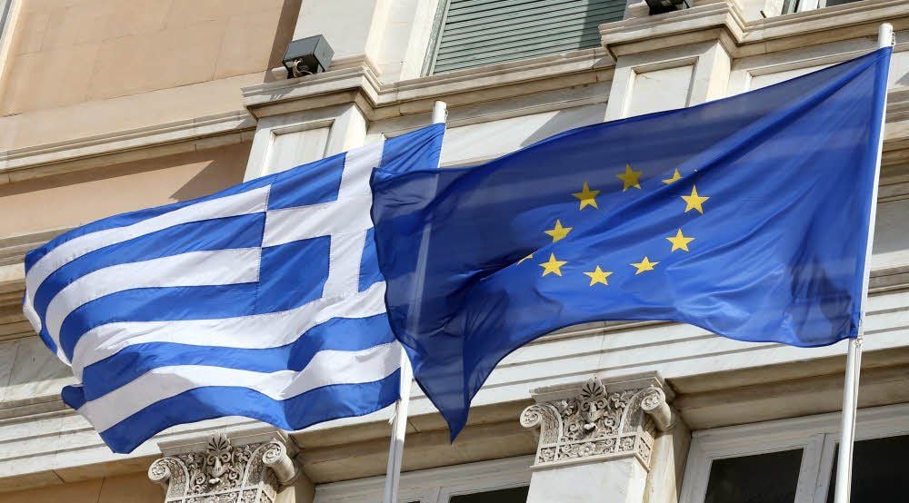 Die griechische und die Fahne der EU – zu sehen vor dem Parlamentsgebäude in Athen