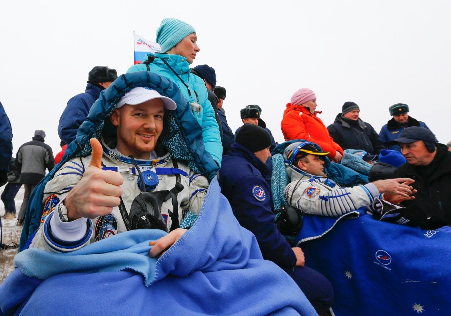 Wohlbehalten zurück auf der Erde: Der Astronaut Alexander Gerst (links).