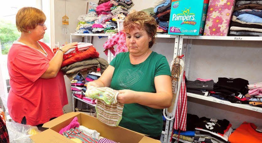 Romy Schotten und Iris Seifert (von links) suchen schon die Sachen für den Flohmarkt heraus.