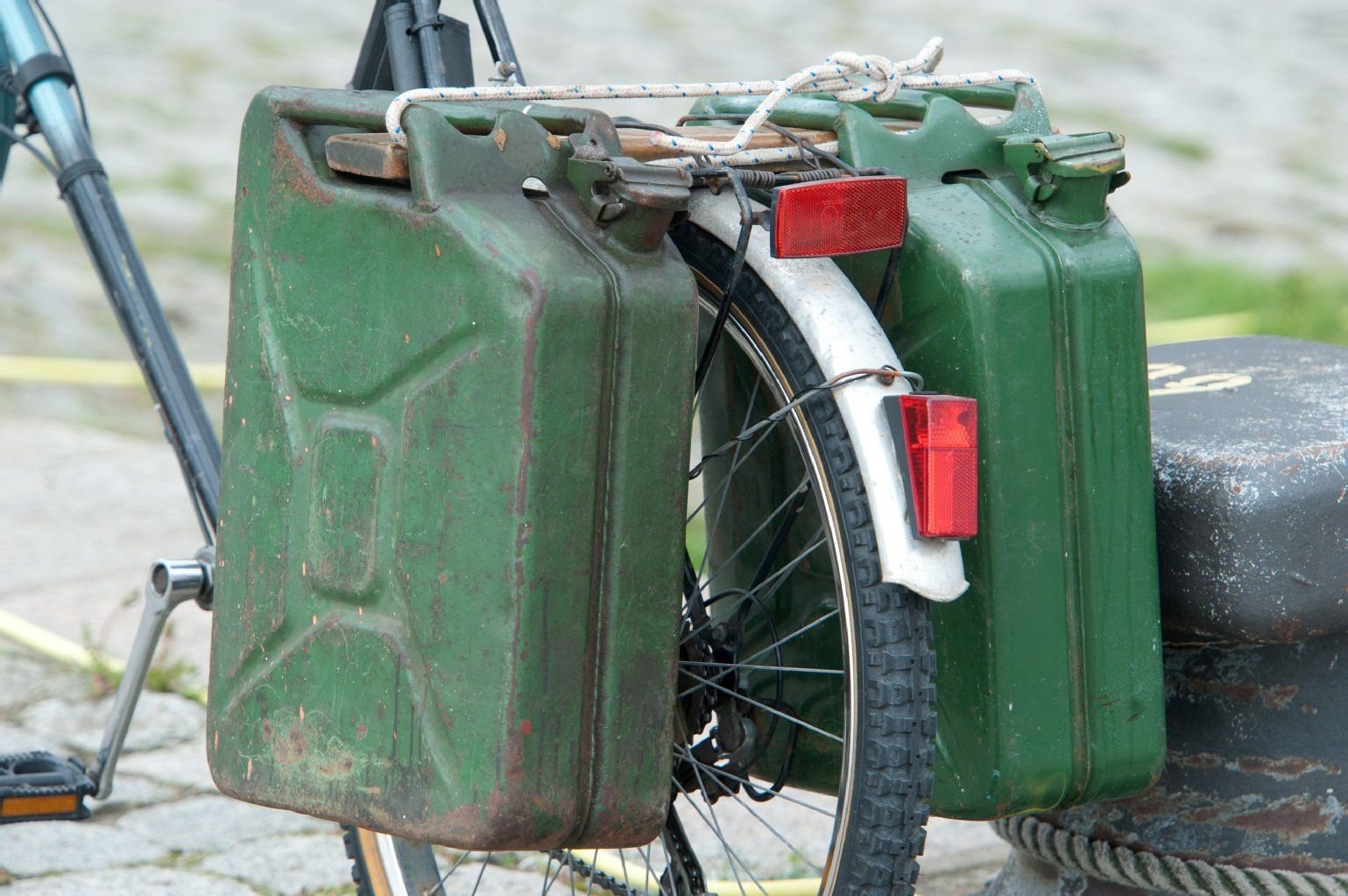 Mit dem Fahrrad zur Tankstelle: Dieses Rad mit zwei Kanistern mit Benzin stand im September 2011 im Hafen von Stralsund.