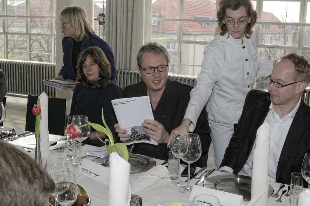 Öffentlicher Abschied: Philipp Oswalt (Mitte) Donnerstagmittag beim Presse-Lunch im Bauhaus. Regina Bittner (links) und Florian Bolenius (rechts) führen die Geschäfte, bis ein neuer Direktor gefunden ist.