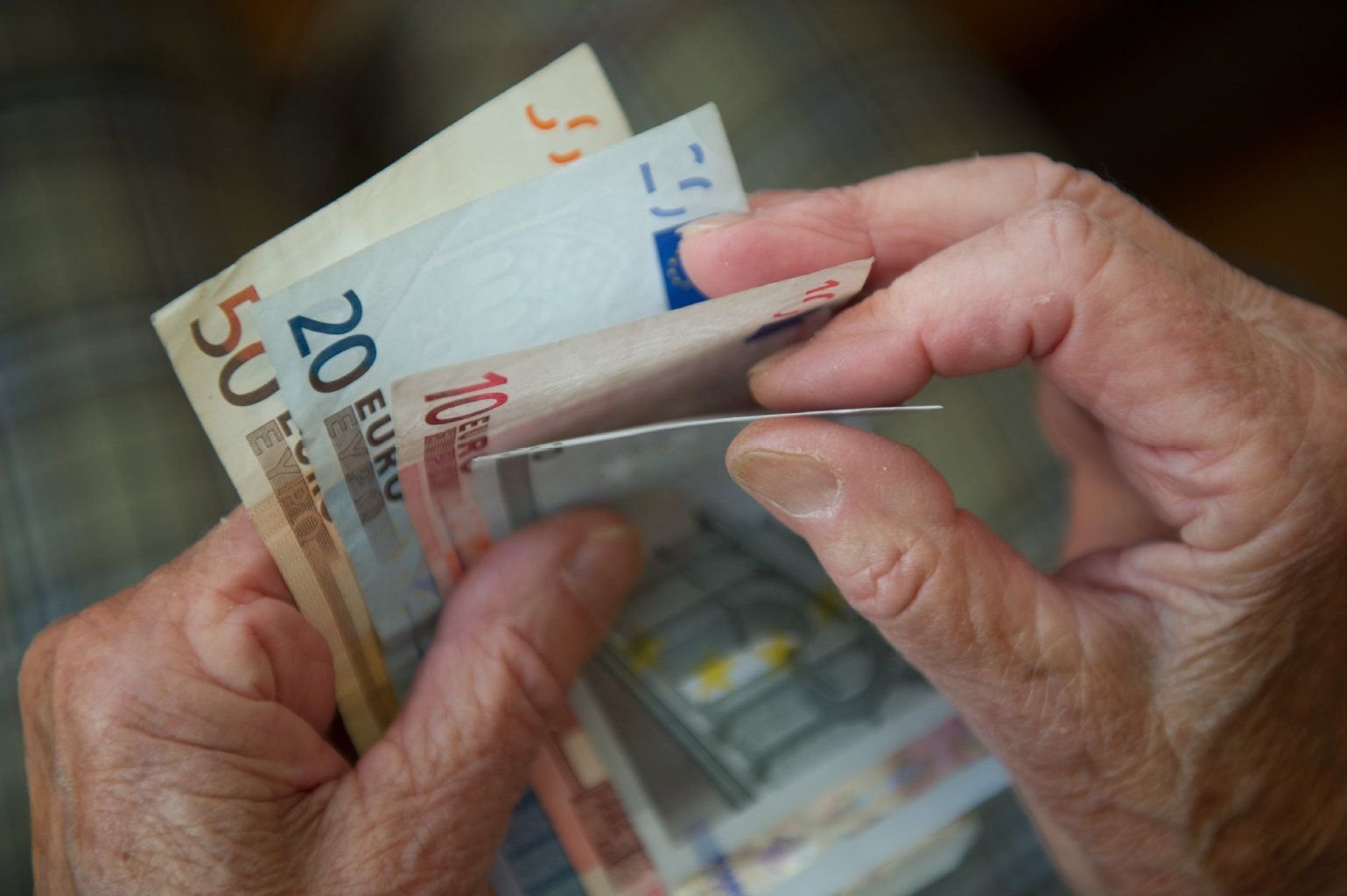 Sparer, die auf eine Zinswende im Jahr 2015 gehofft hatten, werden wohl enttäuscht - zumindest in Europa. (Symbolbild)